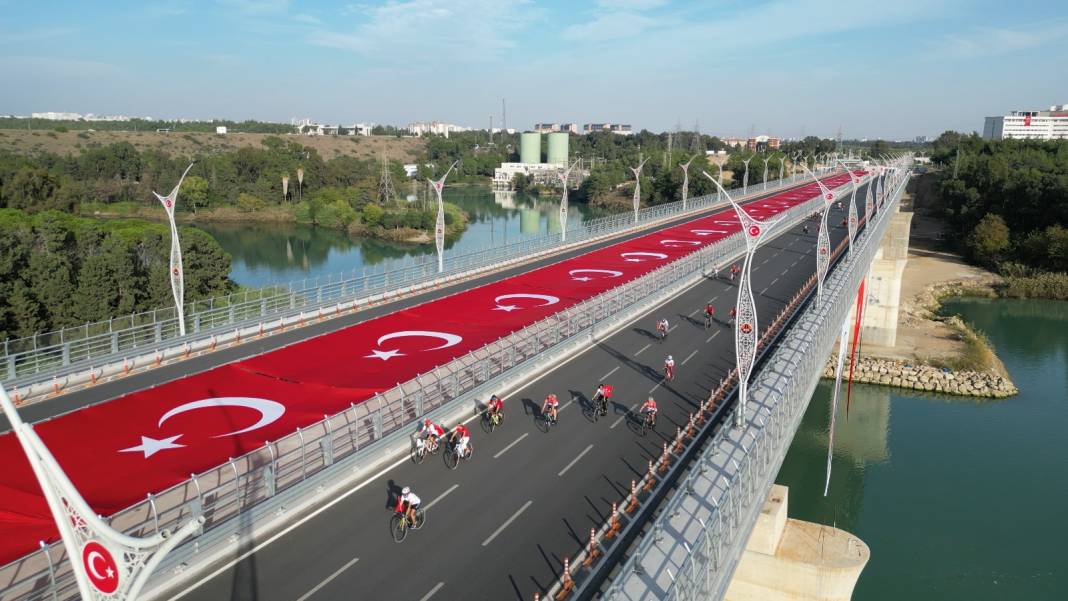 Adana'da köprüye dev Türk bayrağı açıldı. Coşkulu Cumhuriyet kutlaması 8
